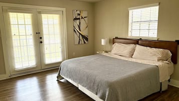 3 habitaciones, escritorio y tabla de planchar con plancha