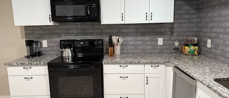 Kylskåp, mikrovågsugn, ugn och spishäll