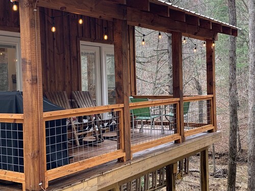 3-bedroom 2 & half baths cabin sleeps 8. Fast WiFi, directly on the Henry River.