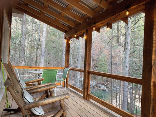 3-bedroom 2 & half baths cabin sleeps 8. Fast WiFi, directly on the Henry River.