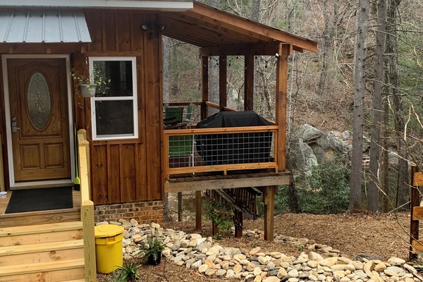 Cosy cabin on the banks of the Henry River.