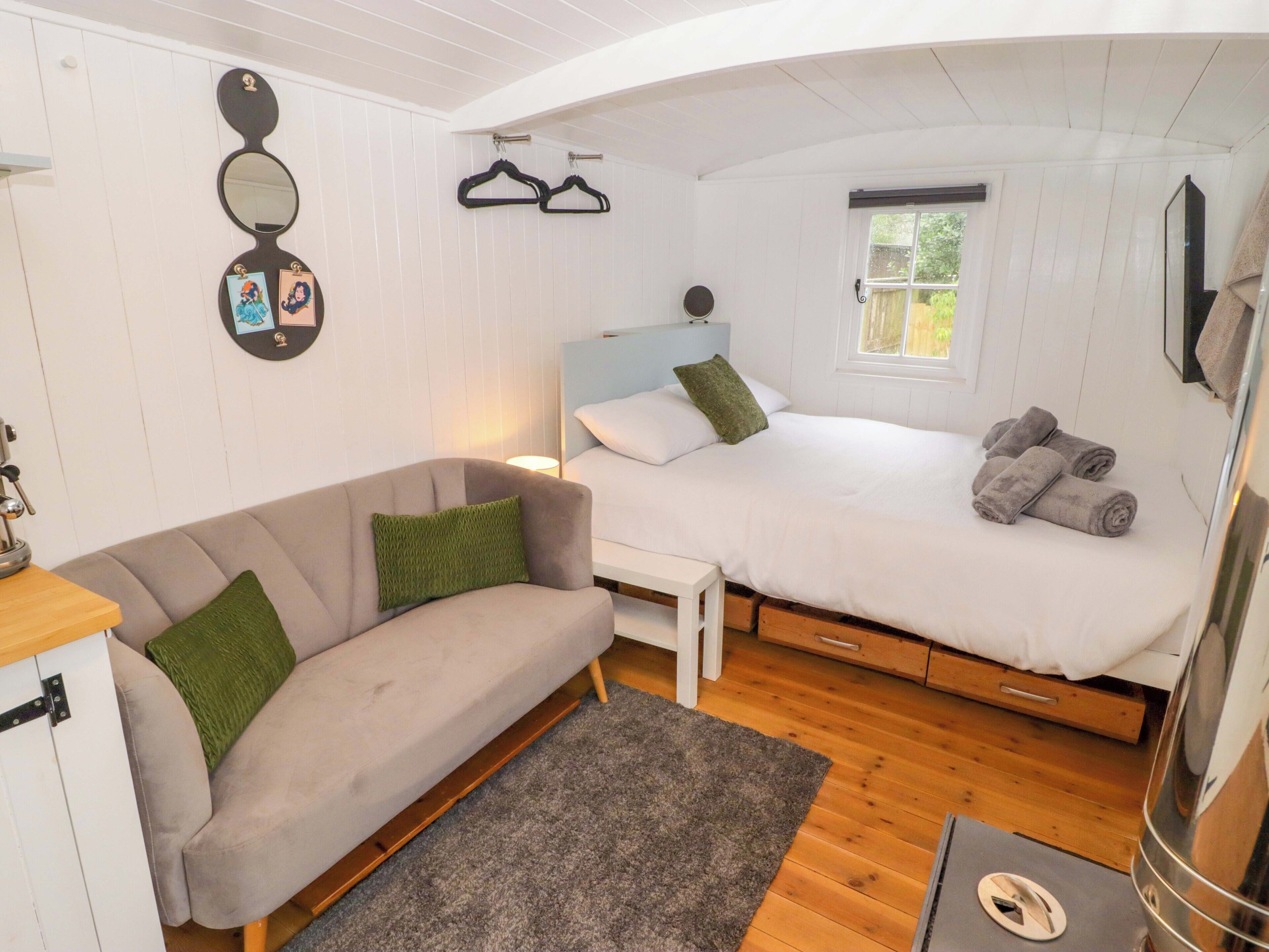 Kings Cwtch Shepherd's Hut, Pet Friendly, With Open Fire In Pentyrch - Pontypridd