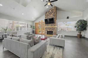 Smart TV, fireplace