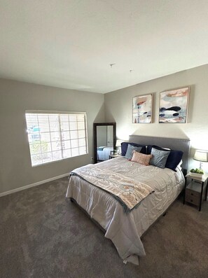 2 عدّة غرف نوم ومكواة/لوح كي وواي فاي وملاءات أسرّة