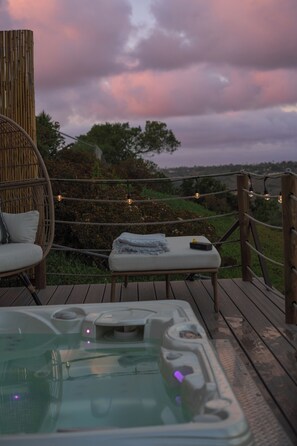 Outdoor spa tub