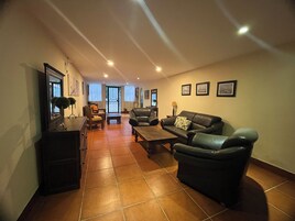 Comfort Double Room, Garden View | Living area