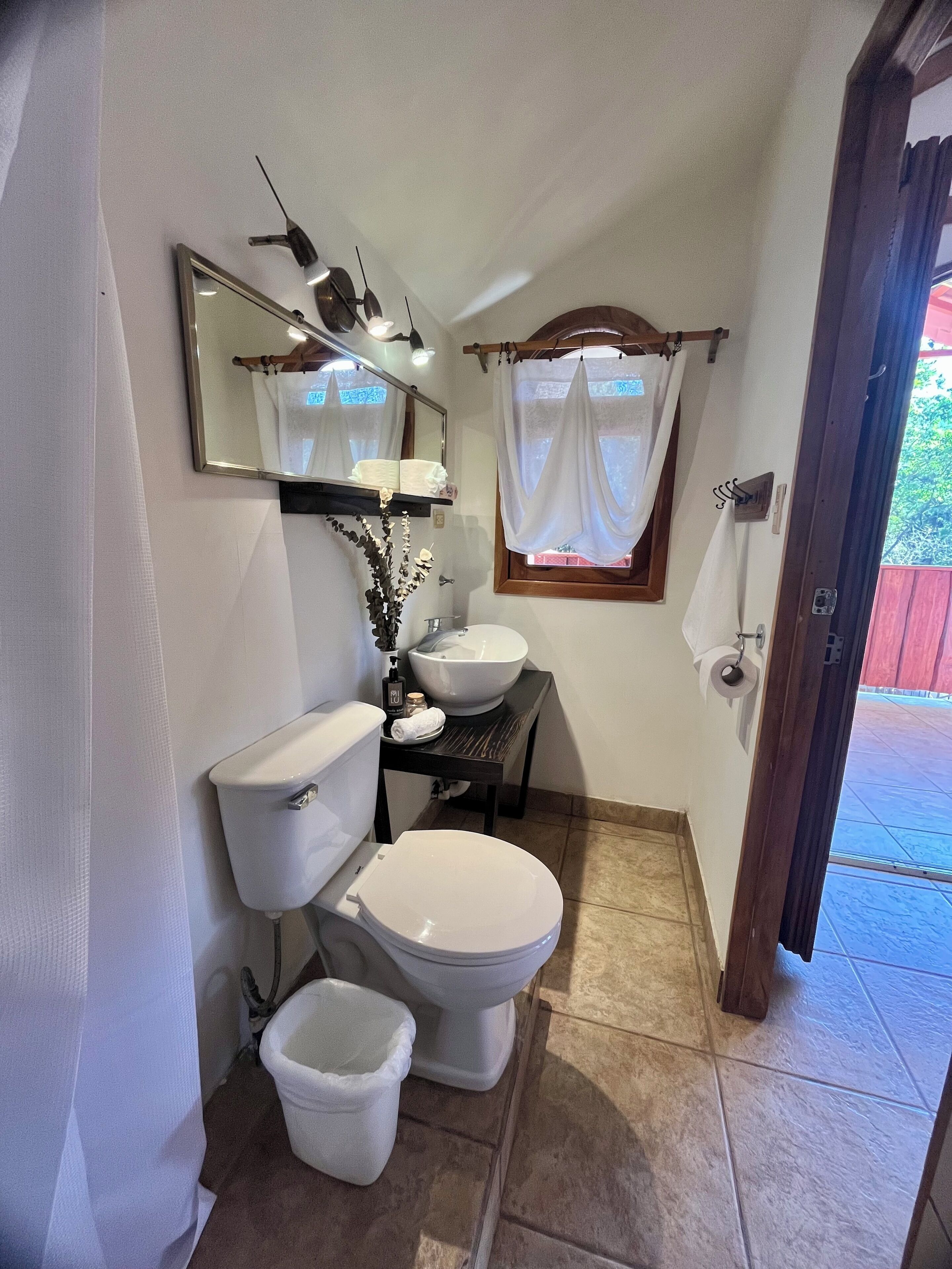 Familieværelse til 4 personer - balkon - udsigt til pool | Badeværelse | Bruser, håndklæder, Sæbe, Shampoo