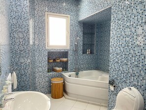 Suihku, poreamme, ympäristöystävälliset hygieniatuotteet