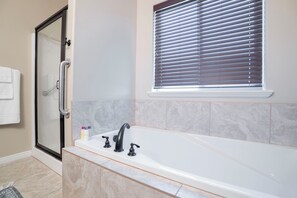Toallas, jabón, papel de baño 