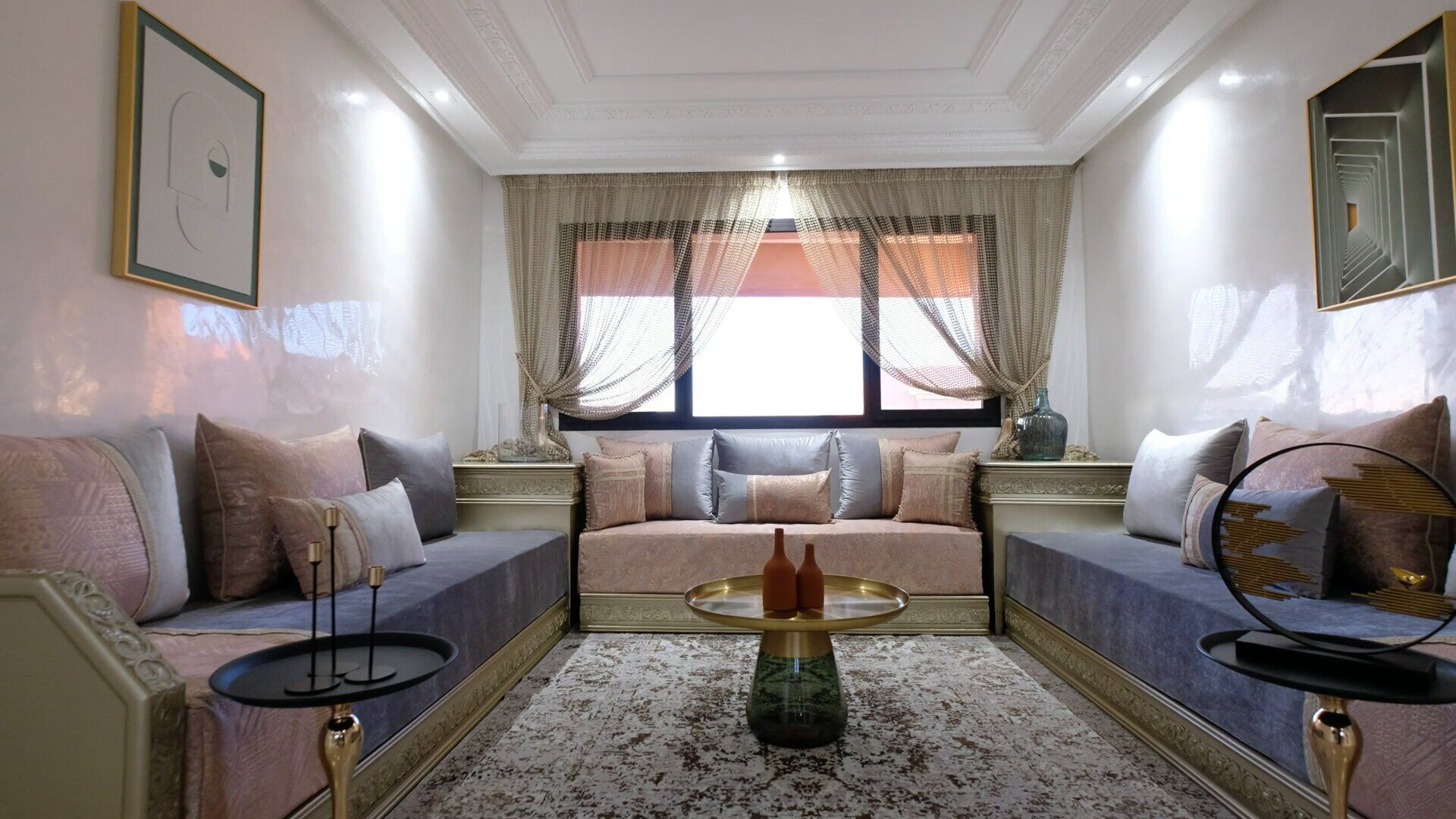 Deluxe-huoneisto, kaupunkinäköala | Olohuone | Televisio