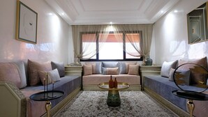 Ein Wohnzimmer mit einer Sofagarnitur, einem Couchtisch und einer dekorativen Vase.