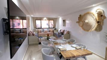 Deluxe Apartment, City View | Dining room