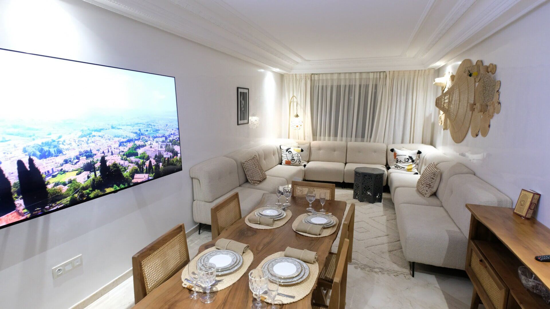 Familie appartement, uitzicht op de stad | Woonkamer | Televisie