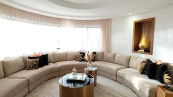 Royal Apartment, City View | Living room