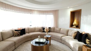 Apartamento real, vista para a cidade | Sala de estar
