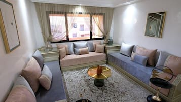 Deluxe Apartment, City View | Living room