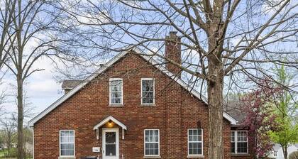 Welcome to a quiet and charming 2-bedroom duplex with lots of amenities