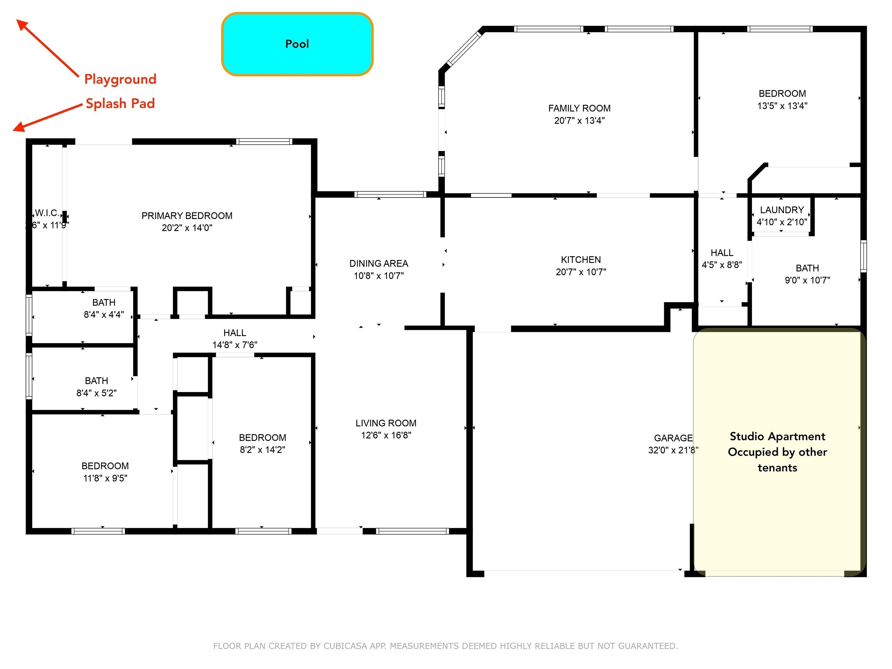 Een plattegrond van een studio-appartement met een zithoek, eetgedeelte, keuken en badkamer.