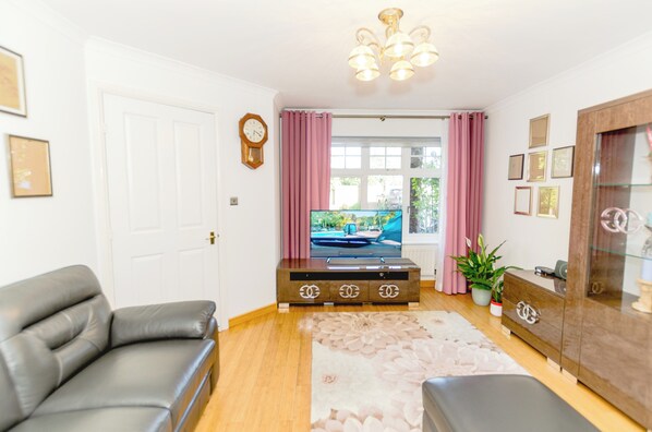 Interior - A Riverside Paradise in The City w Garden - A 2 Bed Home in London Sleeps 4! (London)