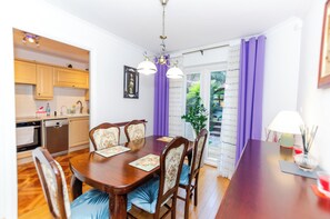 Dining - A Riverside Paradise in The City w Garden - A 2 Bed Home in London Sleeps 4! (London)