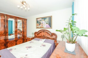 2 bedrooms, iron/ironing board, WiFi, bed sheets - A Riverside Paradise in The City w Garden - A 2 Bed Home in London Sleeps 4! (London)