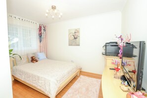 2 bedrooms, iron/ironing board, WiFi, bed sheets - A Riverside Paradise in The City w Garden - A 2 Bed Home in London Sleeps 4! (London)