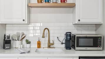 Microondas, horno, parrilla de estufa y lavavajillas