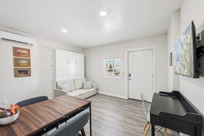 Smart TV, books - Cozy Studio Retreat | Private Bath & Kitchenette (Tempe)