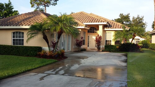 Charming house with AC and inground salt water pool in Port St. Lucie