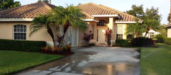 Charming house with AC and inground salt water pool in Port St. Lucie