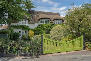 Exterior - Charming Thatched Cottage Near the Beach (Winterton-on-Sea)