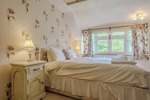 3 bedrooms, iron/ironing board, travel cot, free WiFi - Charming Thatched Cottage Near the Beach (Winterton-on-Sea)