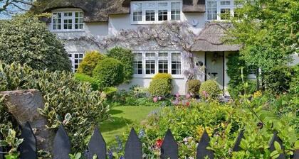 Charming Thatched Cottage Near the Beach