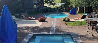 True ski in ski out cozy Mountainside  studio.Pool and hot tub!