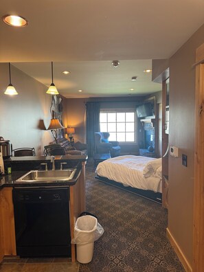 Iron/ironing board, WiFi, bed sheets
