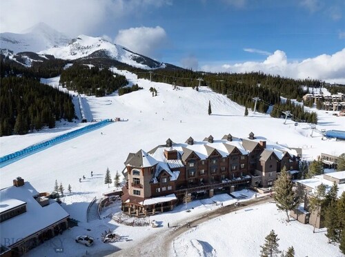 True ski in ski out cozy Mountainside  studio.Pool and hot tub!