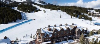 True ski in ski out cozy Mountainside  studio.Pool and hot tub!