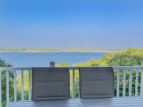 Unwind in Tranquility: Stunning Lake Views on Tuttle Creek Lake, Manhattan