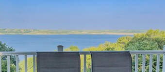 Unwind in Tranquility: Stunning Lake Views on Tuttle Creek Lake, Manhattan