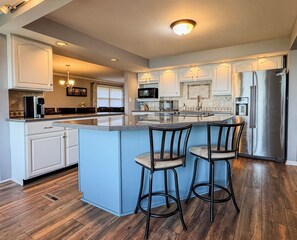 Kjøleskap, mikrobølgeovn, ovn og kokeplater