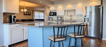 Unwind in Tranquility: Stunning Lake Views on Tuttle Creek Lake, Manhattan
