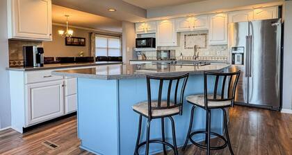 Unwind in Tranquility: Stunning Lake Views on Tuttle Creek Lake, Manhattan