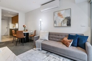 TV - The Inkerman Hideaway (St Kilda)