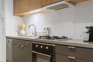 Fridge, microwave, oven, stovetop - The Inkerman Hideaway (St Kilda)