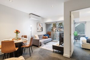 TV - The Inkerman Hideaway (St Kilda)
