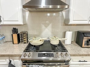 Geladeira, micro-ondas, fogão, cooktop