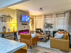 Smart TV, lareira, mesa de pingue-pongue, livros