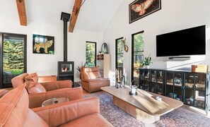 Smart TV, fireplace