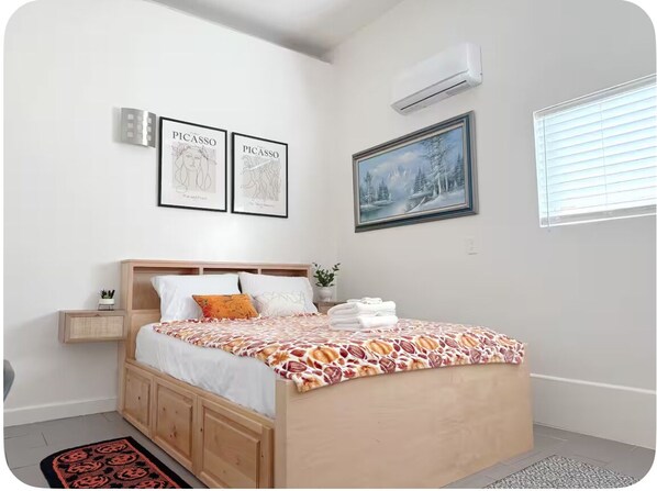 1 habitación, tabla de planchar con plancha, wifi gratis y ropa de cama 