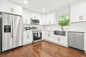 Fridge, microwave, oven, stovetop - 25+ Couples & Families 2 BD 1BA Near Mercedes Benz Stadium, Hartsfield-Jackson (Atlanta)